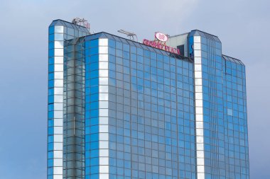 Glasgow İskoçya: 13 Şubat 2024: Crowne Plaza Kulesi Pasifik Quay güneşli günü yakınlarındaki Clyde Nehri 'nin dışında.