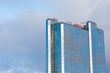 Glasgow İskoçya: 13 Şubat 2024: Crowne Plaza Kulesi Pasifik Quay güneşli günü yakınlarındaki Clyde Nehri 'nin dışında.