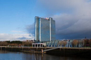 Glasgow İskoçya: 13 Şubat 2024: Crowne Plaza, Clyde Nehri 'nin dışında, Pasifik Quay dramatik bulutları yakınında.