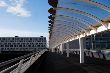 Glasgow İskoçya: 13 Şubat 2024: Clyde Nehri 'nin Bells Köprüsü kıyıları