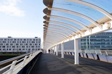 Glasgow İskoçya: 13 Şubat 2024: Clyde Nehri 'nin Bells Köprüsü kıyıları