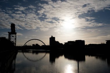 Glasgow İskoçya: 13 Şubat 2024 Finnieston Crane ve Clyde Arc güneşli bir altın saat sabahında. Nehir kıyısında Clyde