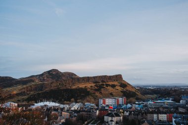 Edinburgh İskoçya: 13 Şubat 2024: Carlton Hill 'den akşam karanlığında Arthurs Koltuk Manzarası