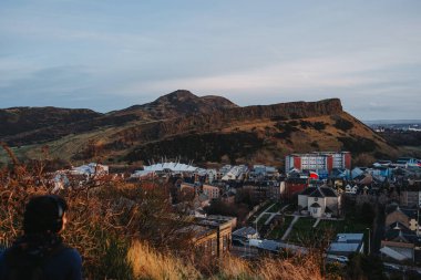 Edinburgh İskoçya: 13 Şubat 2024: Carlton Hill 'den akşam karanlığında Arthurs' a gözcülük yapmak
