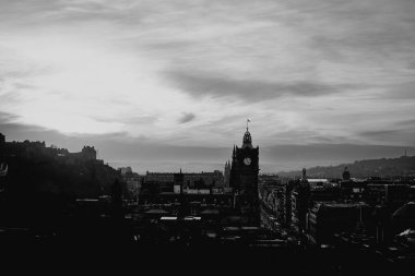 Edinburgh İskoçya: 13 Şubat 2024: Carlton Hill gözcü noktası alacakaranlıkta