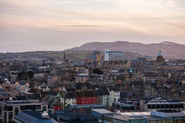 Edinburgh İskoçya: 13 Şubat 2024: Edinburgh şehir manzarası ve Carlton Hill 'in karanlık çöktüğünde çatı manzarası. İş Ağı Edinburgh