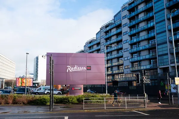 Glasgow İskoçya: 13 Şubat 2024: Clyde Glasgow Nehri 'ndeki Radisson Red Oteli' nin dışı