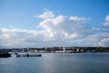 South Shields UK: 22 Şubat 2024: Kuzey Kalkanları 'nın, açık ve güneşli bir günde Güney Kalkanları' ndan alınan Tyne nehri üzerindeki ufuk çizgisi.