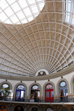 Leeds UK: 2 Haziran 2024: Leeds Corn Exchange serin ve ilginç mağazaları olan kapalı alan alışveriş merkezi