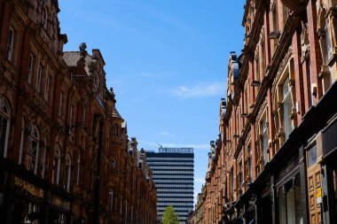 Leeds England: 2 Haziran 2024: Leeds Pinnacle (West Riding House) Sunny Day 'de Albion Place' den kule görüntüsü