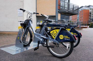 Leeds England: 3 Haziran 2024: Leeds City Bisikletleri. Elektrikli bir bisiklet park edilmiş ve kiralanmaya hazır. Yeşil şehir yolculuğu