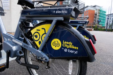 Leeds England: 3 Haziran 2024: Leeds City Bisikletleri. Elektrikli bir bisiklet park edilmiş ve kiralanmaya hazır. Yeşil şehir yolculuğu