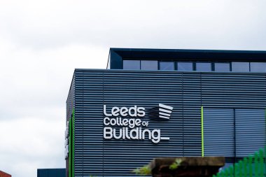 Leeds England: 3 Haziran 2024 Leeds İnşaat Koleji - South Bank Kampüsü. Dış tabela