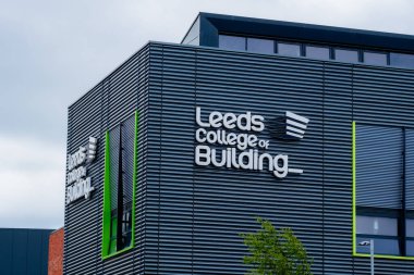 Leeds England: 3 Haziran 2024 Leeds İnşaat Koleji - South Bank Kampüsü. Dış tabela