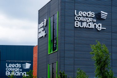 Leeds England: 3 Haziran 2024 Leeds İnşaat Koleji - South Bank Kampüsü. Dış tabela