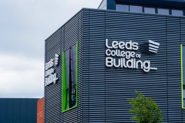 Leeds England: 3 Haziran 2024 Leeds İnşaat Koleji - South Bank Kampüsü. Dış tabela
