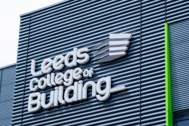 Leeds England: 3 Haziran 2024 Leeds İnşaat Koleji - South Bank Kampüsü. Dış tabela