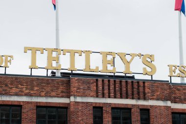 İngiltere 'nin Leeds kentindeki yenilenmiş bira fabrikasının dış görünüşü. Bina, Tetleys Evi 'nin 1822' de kurulduğu yazılı olarak belirgin bir levhaya sahip..