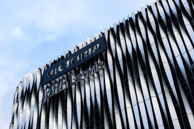 Leeds England: 3 Haziran 2024: Leeds, İngiltere 'de John Lewis binası. Binanın ünlü siyah ve gümüş dış cephesi (insan yok))