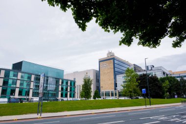 Leeds England: 3 Haziran 2024: Leeds Beckett Üniversitesi dış kampüsü. Yol kenarı dış açısı ağaçlar ve ünite işareti ile geniş açı
