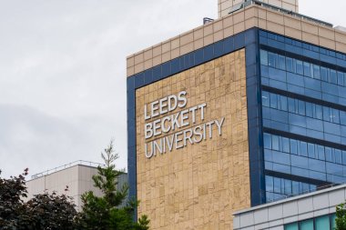 Leeds England: 3 Haziran 2024: Leeds Beckett Üniversitesi dış kampüsü. Dış tabela kapanış fotoğrafı