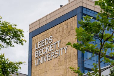 Leeds England: 3 Haziran 2024: Leeds Beckett Üniversitesi dış kampüsü. Dış tabela kapanış fotoğrafı