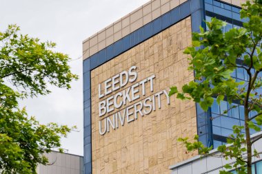 Leeds England: 3 Haziran 2024: Leeds Beckett Üniversitesi dış kampüsü. Dış tabela kapanış fotoğrafı