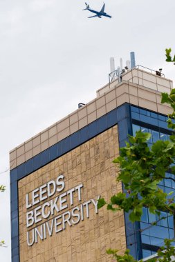 Leeds England: 3 Haziran 2024: Leeds Beckett Üniversitesi dış kampüsü. Dış tabela kapanış fotoğrafı
