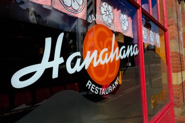 Newcastle UK: 8 Haziran 2024: Güneşli bir mavi gökyüzü gününde Hanahana Restoranı. Newcastle şehir merkezindeki Japon Restoranı