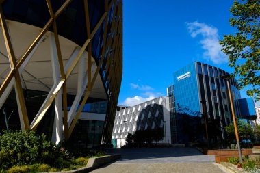 Newcastle UK: 8 Haziran 2024: Newcastle Üniversitesi dış bina tabelası. Güneşli mavi gökyüzünde Newcastle Helix