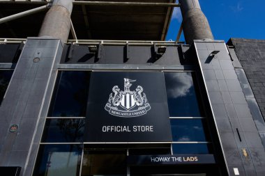 Newcastle UK: 8 Haziran 2024: Newcastle United Official Store tabelasının güneşli bir gün dışında yakın plan çekimi