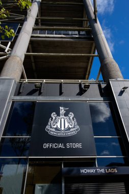 Newcastle UK: 8 Haziran 2024: Newcastle United Official Store tabelasının güneşli bir gün dışında yakın plan çekimi