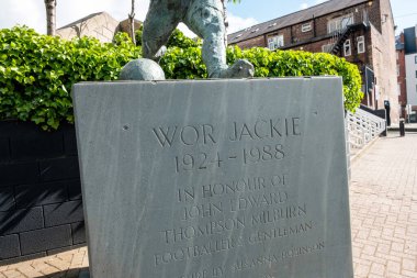 Newcastle UK: 8 Haziran 2024: Newcastle United Football atadium. Güneşli bir günde Jackie heykeli. Jackie Milburn anısına St James Park 'a