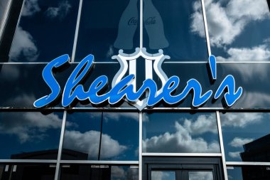 Newcastle UK: 8 Haziran 2024: St James Park 'ın dışındaki ünlü Shearer' s Bar tabelası. Güneşli mavi bir gökyüzünde