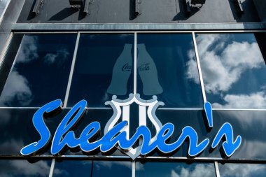 Newcastle UK: 8 Haziran 2024: St James Park 'ın dışındaki ünlü Shearer' s Bar tabelası. Güneşli mavi bir gökyüzünde