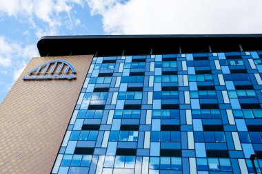 Newcastle UK: 8 Haziran 2024: Newcastle College Rye Hill Kampüsü. Modernize edilmiş kule bloğu.