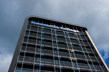 Newcastle UK: 8 Haziran 2024: Newcastle College Rye Hill Kampüsü. Güneşli bir günde modern kule bloğu