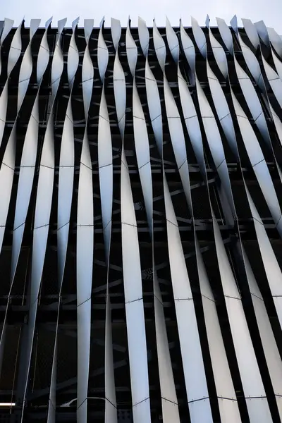 Leeds England: 3 Haziran 2024: Leeds, İngiltere 'de John Lewis binası. Binanın ünlü siyah ve gümüş dış cephesi (insan yok))