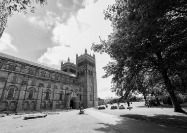 Durham İngiltere: 2022-06-07: Durham Katedrali güneşli yaz gününde dış görünüş. Geniş açı görünümü