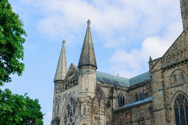 Durham İngiltere: 2022-06-07: Durham Katedrali güneşli yaz gününde dış görünüş. Yakın görünüm
