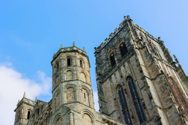 Durham İngiltere: 2022-06-07: Durham Katedrali güneşli yaz gününde dış görünüş. Yakın görünüm