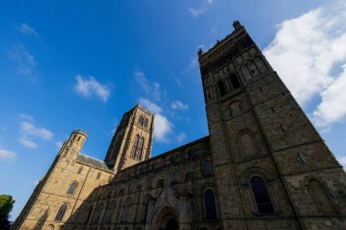 Durham İngiltere: 2022-06-07: Durham Katedrali güneşli yaz gününde dış görünüş. Geniş açı görüşlü taretler ve boyalı cam pencereler