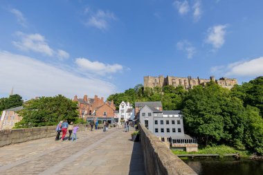Durham İngiltere: 2022-06-07: Durham 'daki Framwellgate Köprüsü güneşli yaz gününde yemyeşil ağaçlar ve mavi gökyüzü