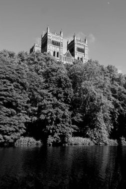 Durham İngiltere: 2022-06-07: Durham Katedrali güneşli yaz gününde yemyeşil ağaçlar ve mavi gökyüzü. Yakın görünüm