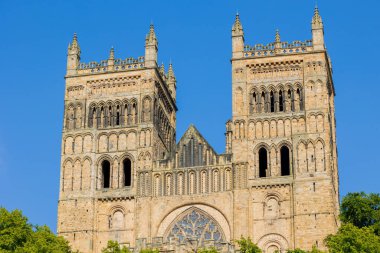Durham İngiltere: 2022-06-07: Durham Katedrali güneşli yaz gününde dış görünüş. Halk parkından yakınlaştırılmış fotoğrafı kapat