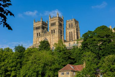 Durham İngiltere: 2022-06-07: Durham Katedrali güneşli yaz gününde dış görünüş. Nehir manzaralı, yemyeşil ağaçlı.