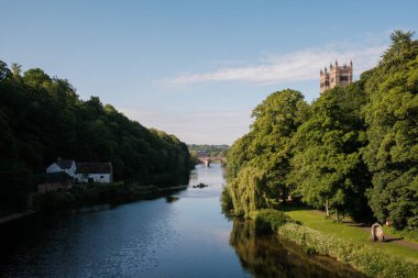 Durham İngiltere: 2022-06-07: Durham Katedrali güneşli yaz gününde dış görünüş. Nehir manzaralı, yemyeşil ağaçlı.