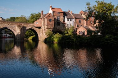 Durham England: 2022-06-07: Elvet Köprüsü Nehir 'de güneşli bir günde Giyin