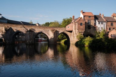 Durham England: 2022-06-07: Elvet Köprüsü Nehir 'de güneşli bir günde Giyin