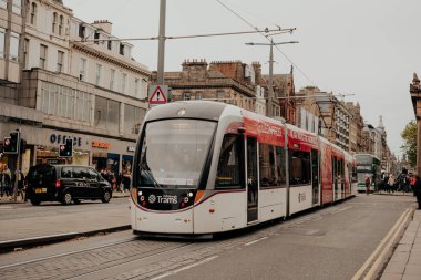 Edinburgh İskoçya: 19 Ekim 2022: Edinburgh 'da Sonbahar Tramvayı